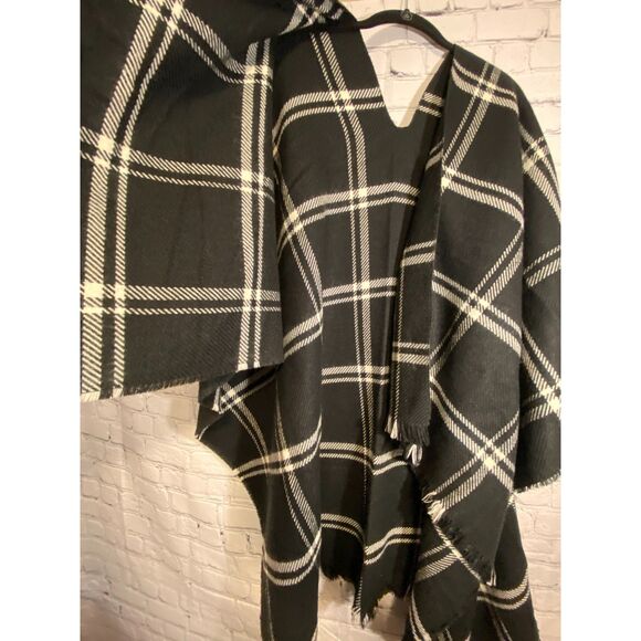 Old Navy Wrap/Cape One Size Black and White Plaid NWT - Picture 3 of 8